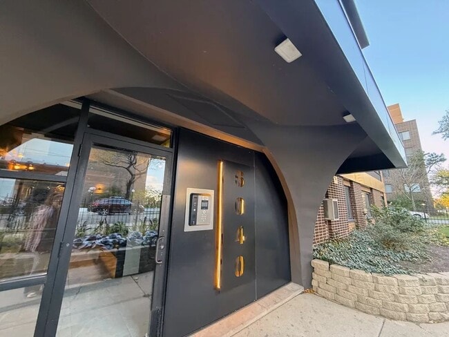 Photo - 6040 N Sheridan Rd