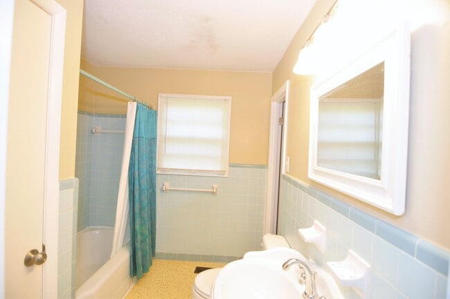 Photo - 2221 Euclid Rd NW