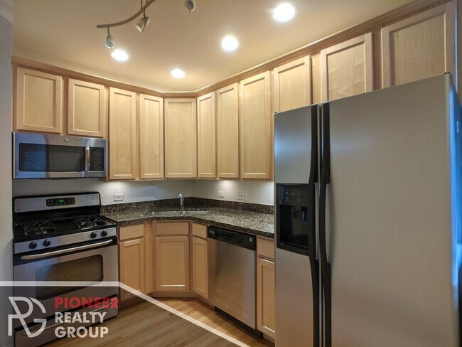 Building Photo - 3248 N Clifton Ave Unit 2