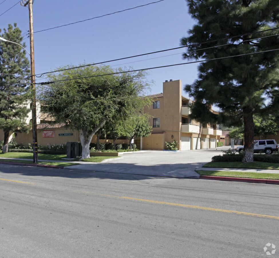 Photo - Villa Monterey Apartments