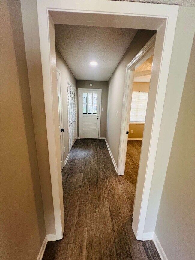 3-Bedroom Duplex with 2.5 Baths in Prime Memphis!