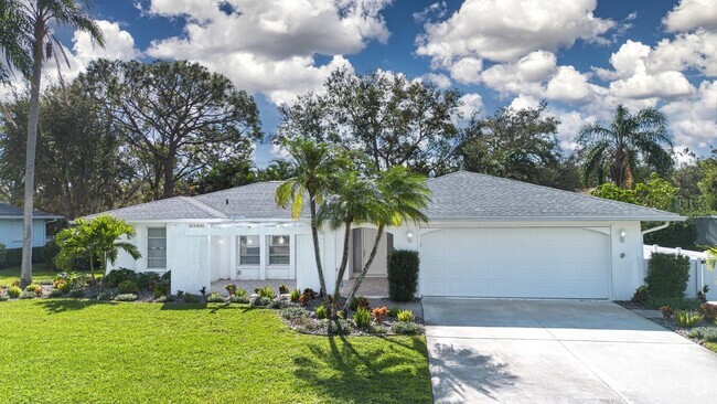 Building Photo - "Charming Sarasota Retreat: Spacious 3-Bed... Rental