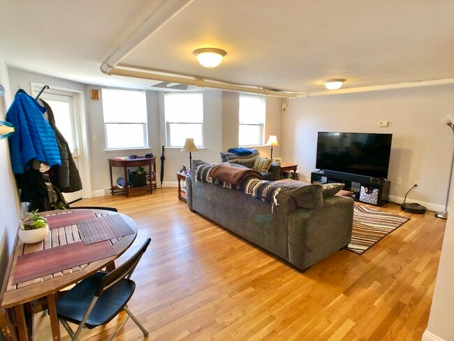 Building Photo - 592 Centre St Unit 1