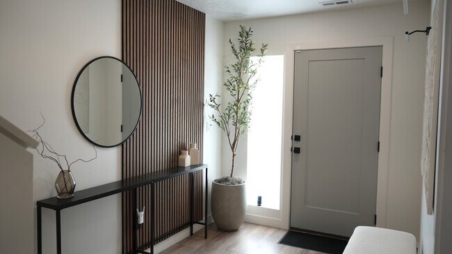 Photo - 527 W 620 N