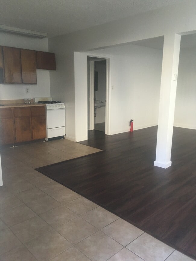 Entry View - 545 W Doran St Apartments Unit D