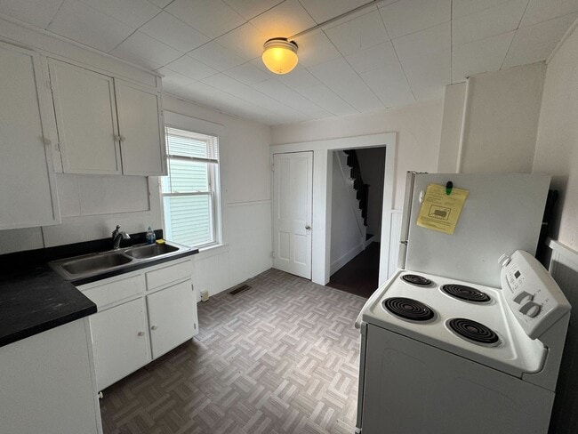 Cozy 2-Bedroom House with Heat Included *... - Cozy 2-Bedroom House with Heat Included  *...