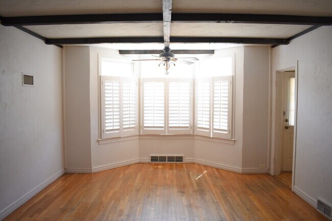 2 Story Cute House Close to Campus! Lease Now for the 2026-2027 School Year! Available September ...