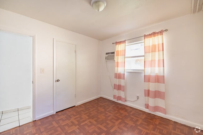 2BR, 2 BA - 605SF - Dormitorio secundario - 940-990 W 29th St - Fortune at Hialeah