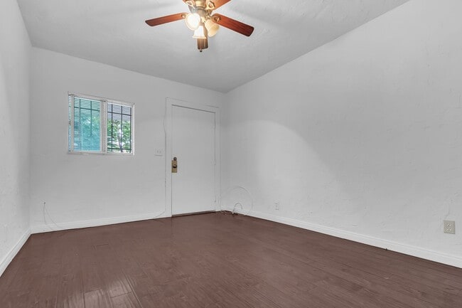 Photo - 447 E 101st St Unidad 1