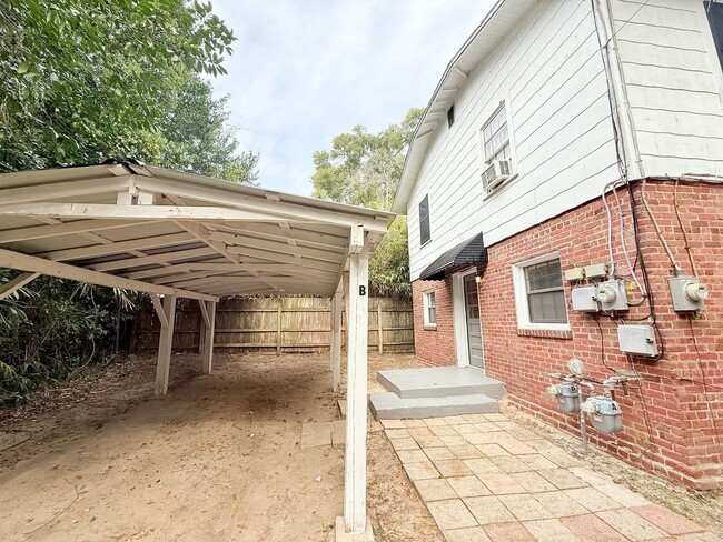 Building Photo - 1-Bedroom Duplex