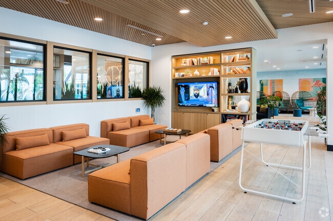 Casa club con cocina y sala de estar