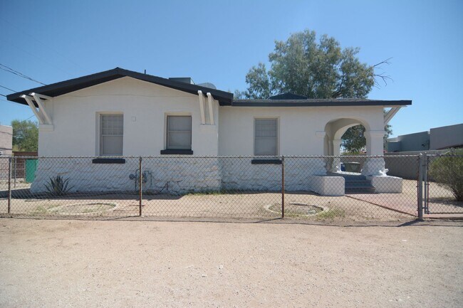 Charming 2 Bedroom 1 Bath House! Close to ... - Charming 2 Bedroom 1 Bath House! Close to ...