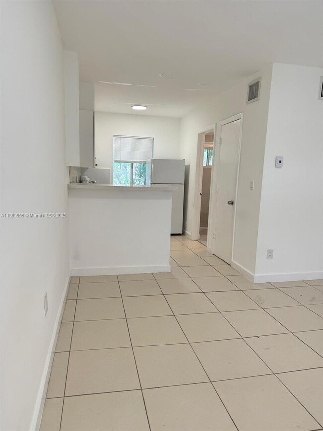 Photo - 680 NE 88th Terrace Unidad 9