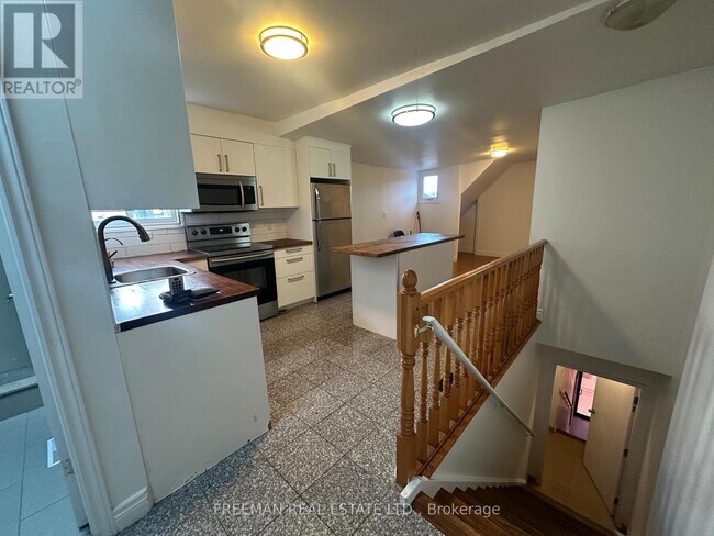 Photo - 1022 Gerrard St E
