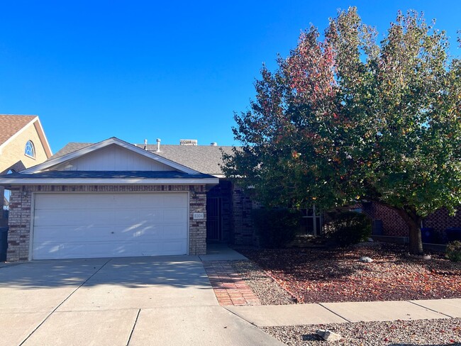 Building Photo - Views & Great location! 3 Br, 2 Bath, w/ major kitchen appliances, fireplace, 2 car garage.