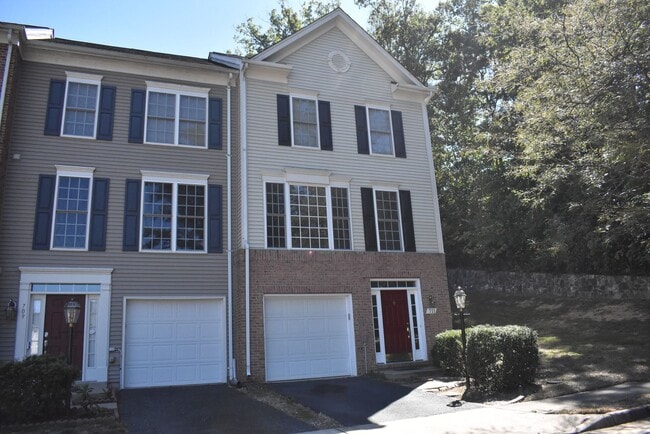 Building Photo - North Stafford End Unit Townhome !!