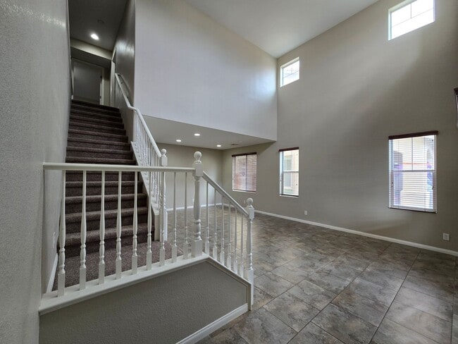 Photo - 4 BED, 2 1/2 BATH, 2 STORY HOME!!