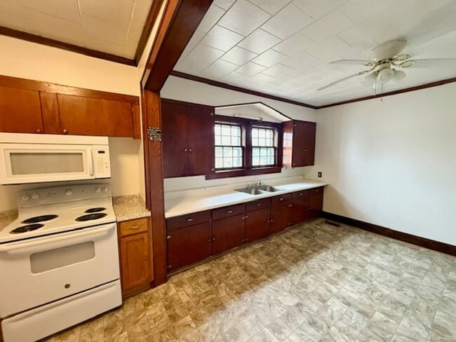 Photo - Three bedroom, 1 bath house with studio apartment in Burlington