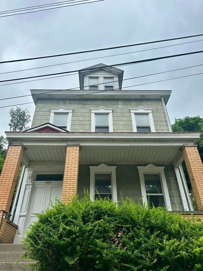 Large 3bd/ 1.5 bath Home w/Attic Room l Sp... - Large 3bd/ 1.5 bath Home w/Attic Room l Sp...