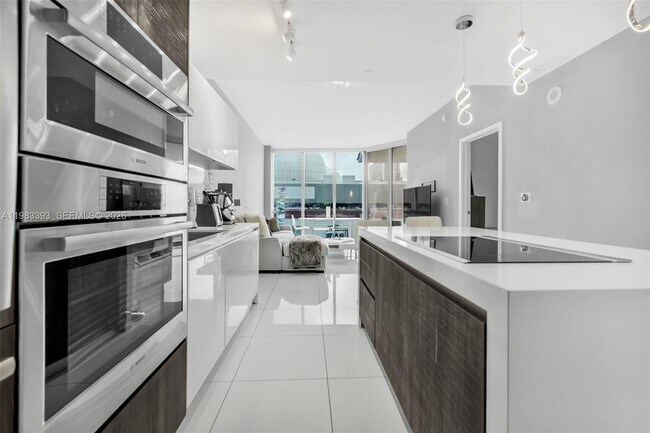 Photo - 851 NE 1st Ave Unidad 806