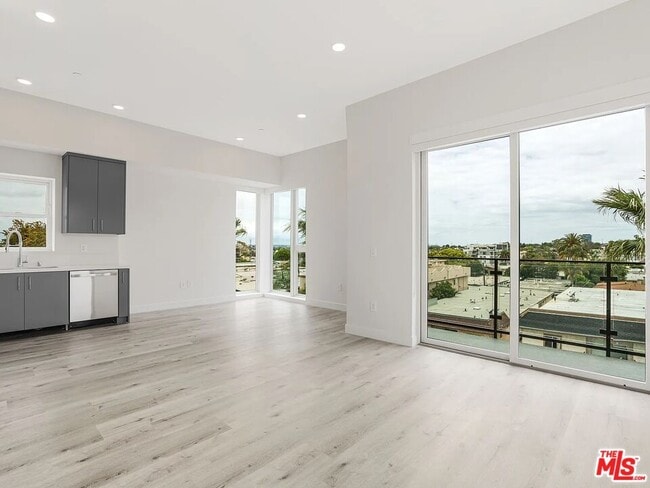 Building Photo - 3308 Mentone Ave Unit A5