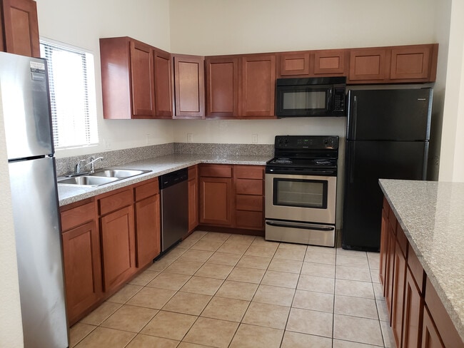1387 E Edison St Unidad 2 8 Bed 7 bath