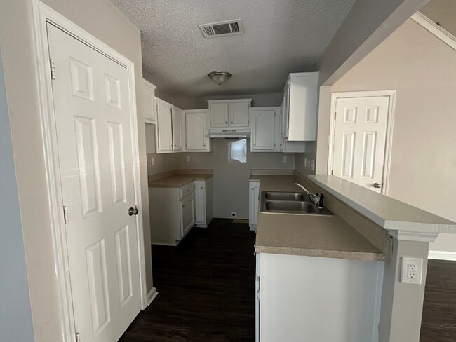 Charming 3BR/2.5BA Bartlett Area Home | Hardwood Floors Throughout, High Ceilings & Fireplace