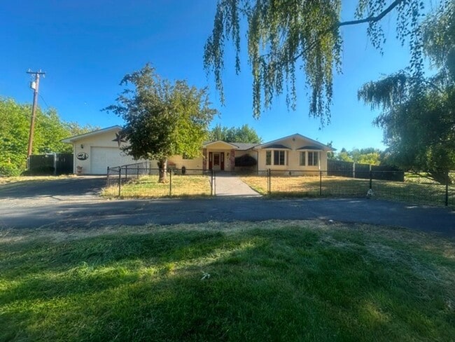 Building Photo - 4 Bedroom home with acreage