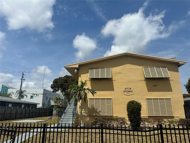 Building Photo - 1931 NE 168th St Unit 4