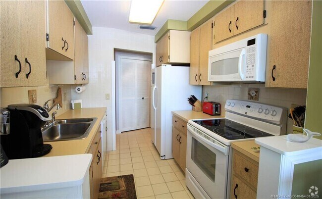 Building Photo - 150 SE Four Winds Dr Unit B407 Rental