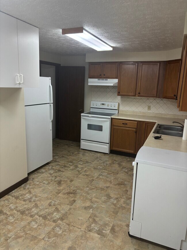 Photo - 2960 Thackeray Ave NW