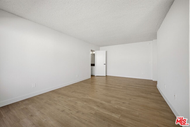 Photo - 1352 S Carmelina Ave Unidad 311