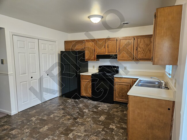 Kitchen showing Laundry/Pantry - 923 Harwood Rd