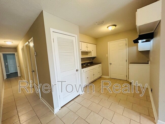 Photo - 679 N Holmes St