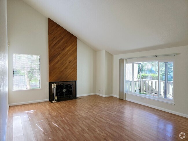 Building Photo - Spacious Townhome in Fairview