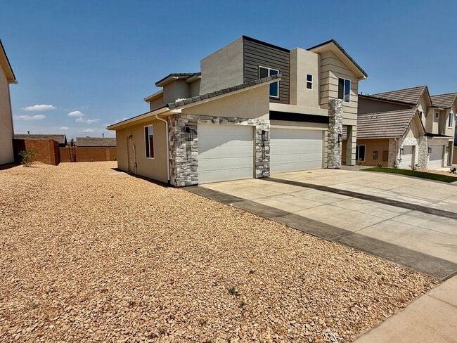 Building Photo - BRAND NEW Four Bedroom Townhome in Desert ...