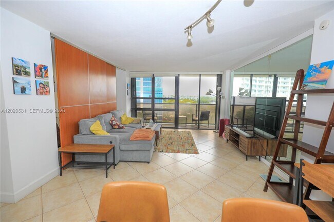 Photo - 600 NE 36th St Unidad 710