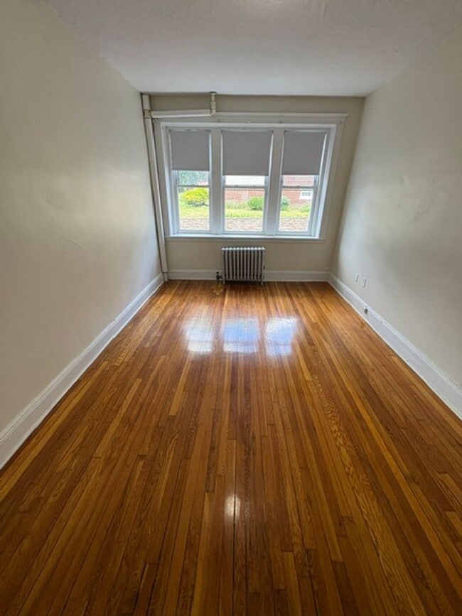 Photo - Gorgeous renovated studio with great location in Brighton available NOW!!