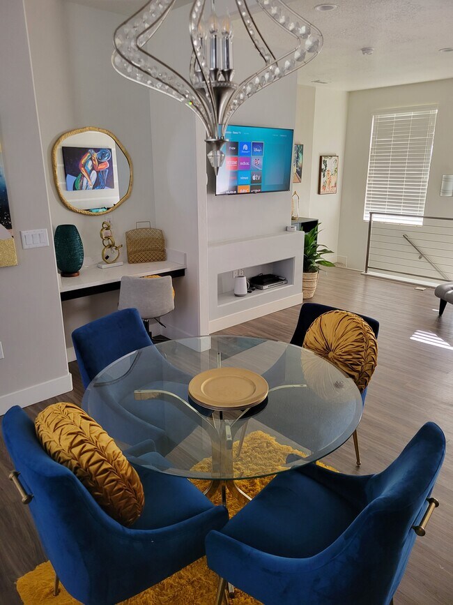 Dining room - 6148 W Lake Ave