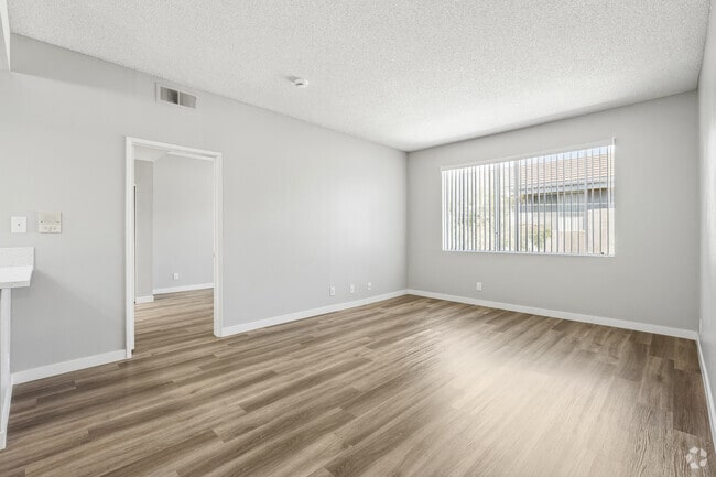 2BR, 2BA - 918SF - Living Room - Noho Huston