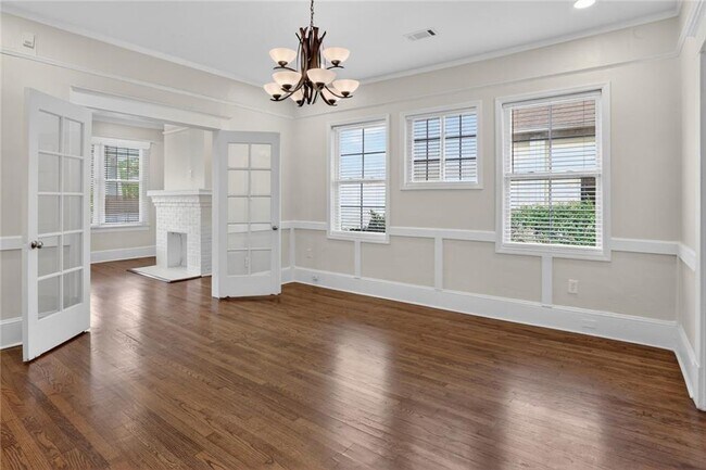 Photo - 585 Jones Ave NW