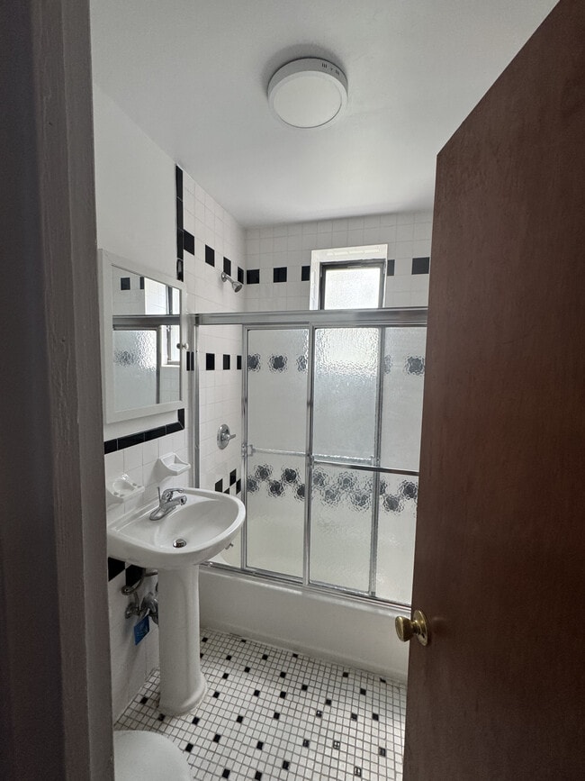 Photo - 91-35 195th Street