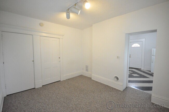 Living room - 2185 Summit St Unit C