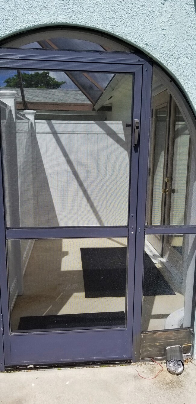 Entrada frontal privada con patio privado. - 9070 Kimberly Blvd Unidad 1