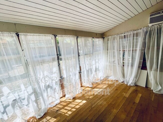 Photo - 487 Boulevard SE