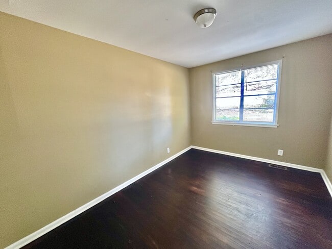 Photo - 1136 Broad St