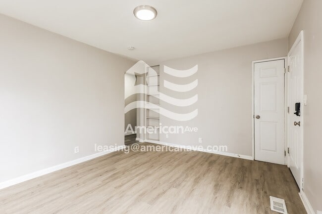 Photo - 1695 Moorhouse St