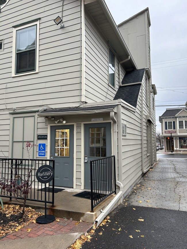 Entrada desde la calle con acceso desde un aparcamiento privado - 1 S Main St Unidad Studio A