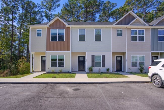 Building Photo - Charming 2-Bed, 2.5-Bath Townhome