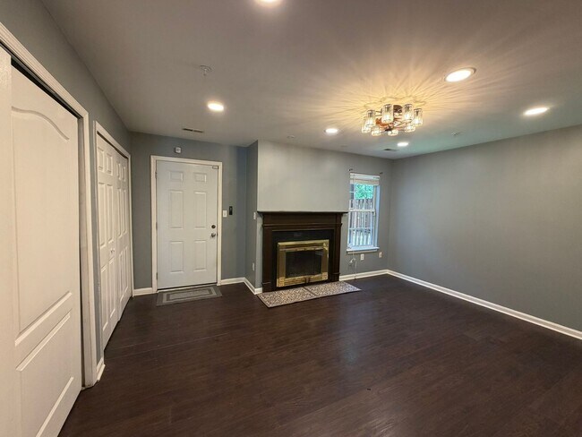 Photo - Beautiful Townhome in Seven Oaks!